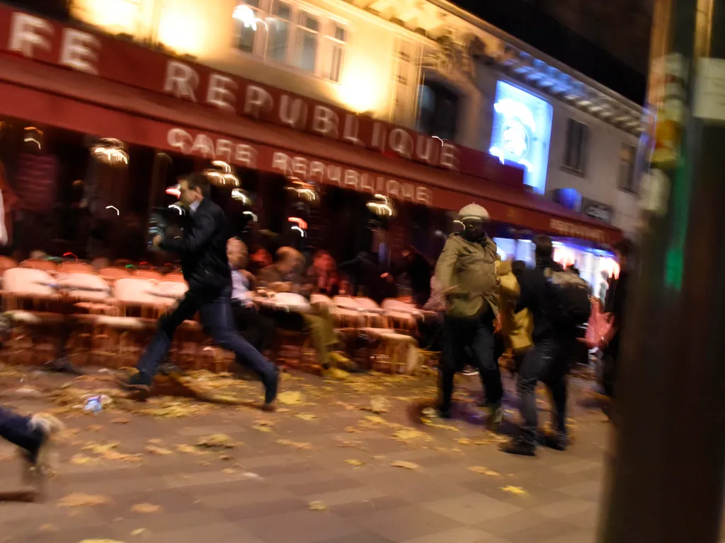 2015-öspárizsiterrortámadás, 2015-ös párizsi terrortámadás, Párizs, 2015, terrortámadás, 
People run after hearing what is believed to be explosions or gun shots near Place de la Republique square in Paris on November 13, 2015. At least 18 people were kil