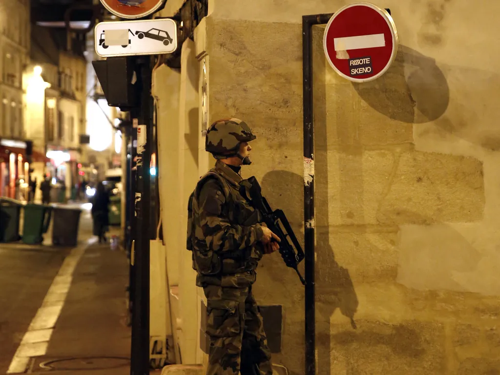 2015-öspárizsiterrortámadás, 2015-ös párizsi terrortámadás, Párizs, 2015, terrortámadás, 
Soldiers secure the area near La Belle Equipe, rue de Charonne, at the site of an attack on Paris on November 14, 2015 after a series of gun attacks occurred across 