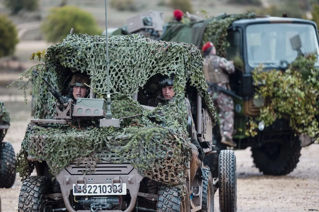 Soldiers from the 35th Parachute Artillery Regiment drive a vehicle during maneuvers as part of an artillery demonstration day at the French Army camp of Canjuers, in the Var department, south-eastern France, on October 20, 2025. The artillery demonstration day is organised by the French Army (Armee de Terre) and European defence industry group KNDS. (Photo by Frederic DIDES / AFP)
