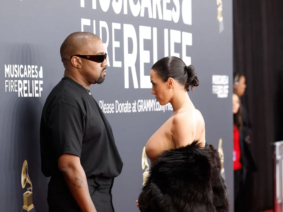 Bianca Censori átlátszó ruhában jelent meg Melbourne-ben — a sztár családi kirándulása is botrányt kavart