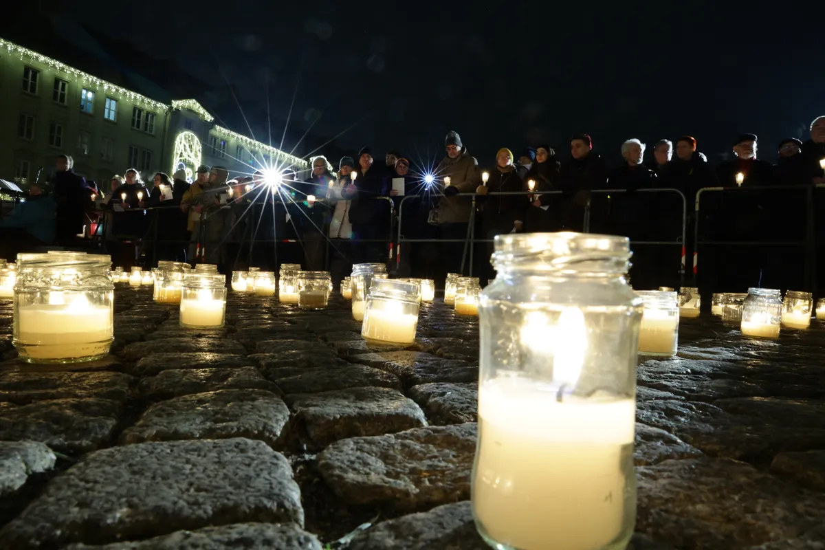 Candles are pictured on the ground as people attend a memorial event Magdeburg sings for a cosmopolitan city for the victims of Christmas market attack, in Magdeburg, eastern Germany, on January 16, 2025. Magdeburg has been in deep mourning over the mass carnage on December 20, 2024, when an SUV smashed through a crowd at its Christmas market, killing six people and injuring hundreds. (Photo by Jens Schlueter / AFP)