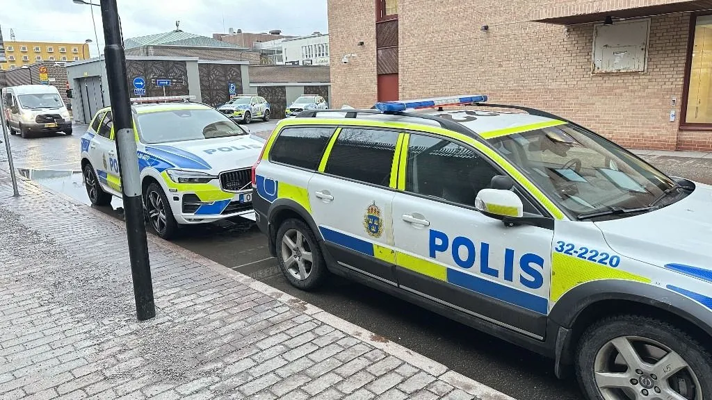 busz, STOCKHOLM, SWEDEN - JANUARY 28: Police cars are seen as police officers take security measures around the Russian Embassy after a Ukrainian citizen residing in Sweden attempted to ram his car into the gates of the Russian Embassy in Stockholm early Tuesday morning on January 28, 2025 in Stockholm, Sweden. The embassy’s security team promptly alerted Swedish police, who detained the suspect at the scene. No serious damage was reported, and no casualties occurred. The embassy identified the man as a repeat offender, citing previous attacks on the Russian Embassy and Trade Mission in Sweden in 2015 and 2018. Atila Altuntas / Anadolu (Photo by Atila Altuntas / Anadolu via AFP)