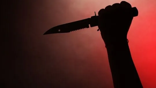 Az agresszív anya késsel támadt volt anyósára, a nő életét végül az unokája és egy szomszéd mentette meg