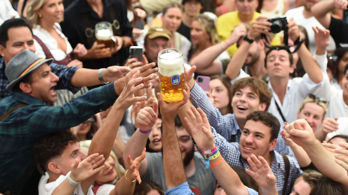 Balhé a csülökfesztiválon: három sörpadból kettő repült is