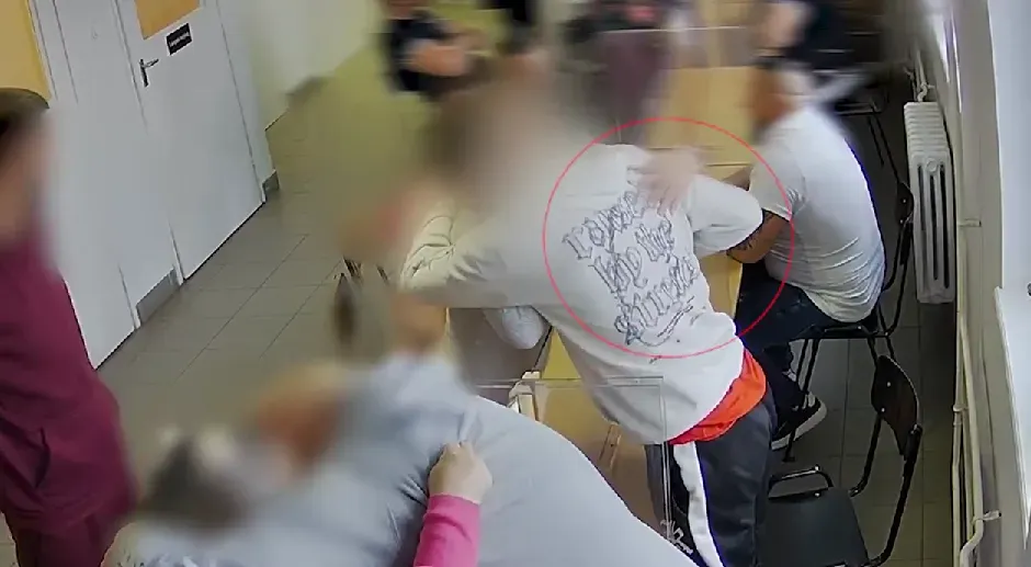 A csomag átadásának a pillanata a börtönben