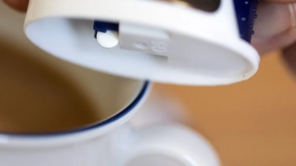 eritrit PRODUCTION - 12 July 2023, Saxony, Leipzig: A sweetener tablet falls from a dispenser into a cup of coffee. Photo: Hendrik Schmidt/dpa (Photo by HENDRIK SCHMIDT / dpa Picture-Alliance via AFP)