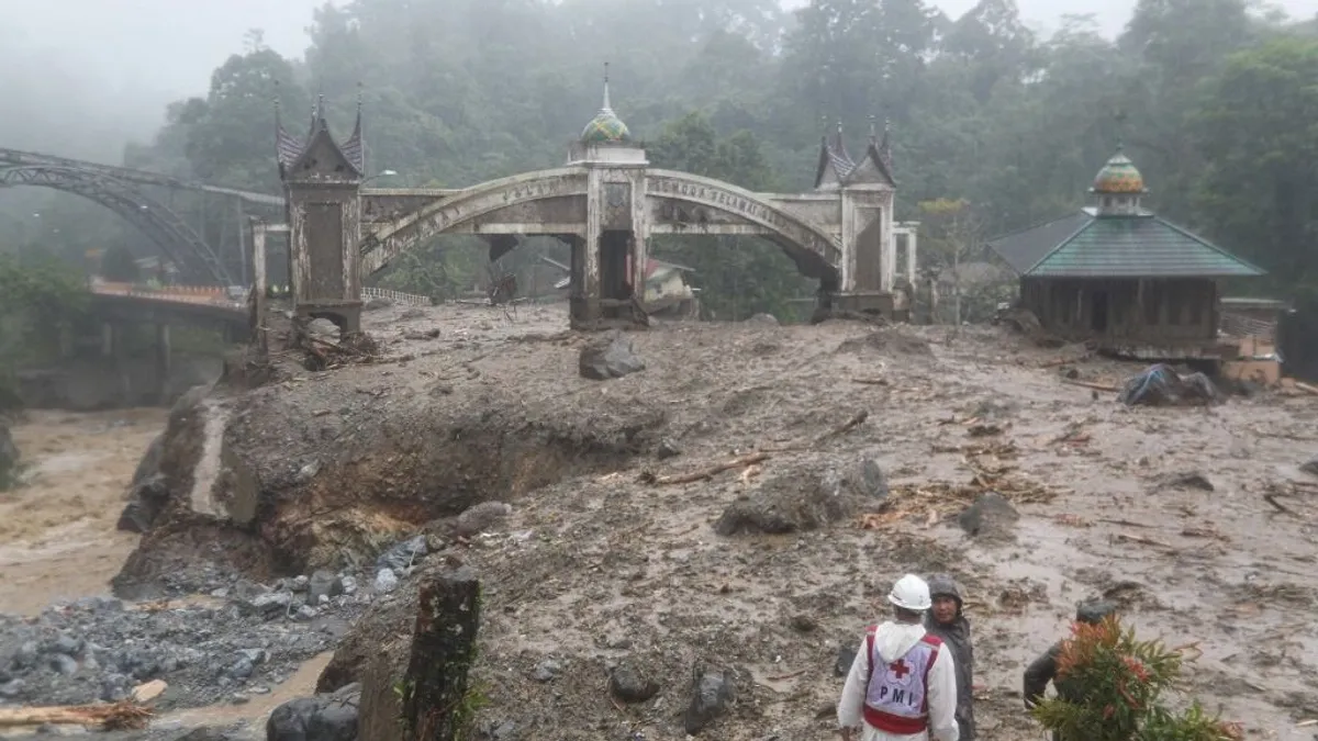 Egyre nő az áldozatok száma Szumátrán: árvíz és földcsuszamlás pusztít a térségben