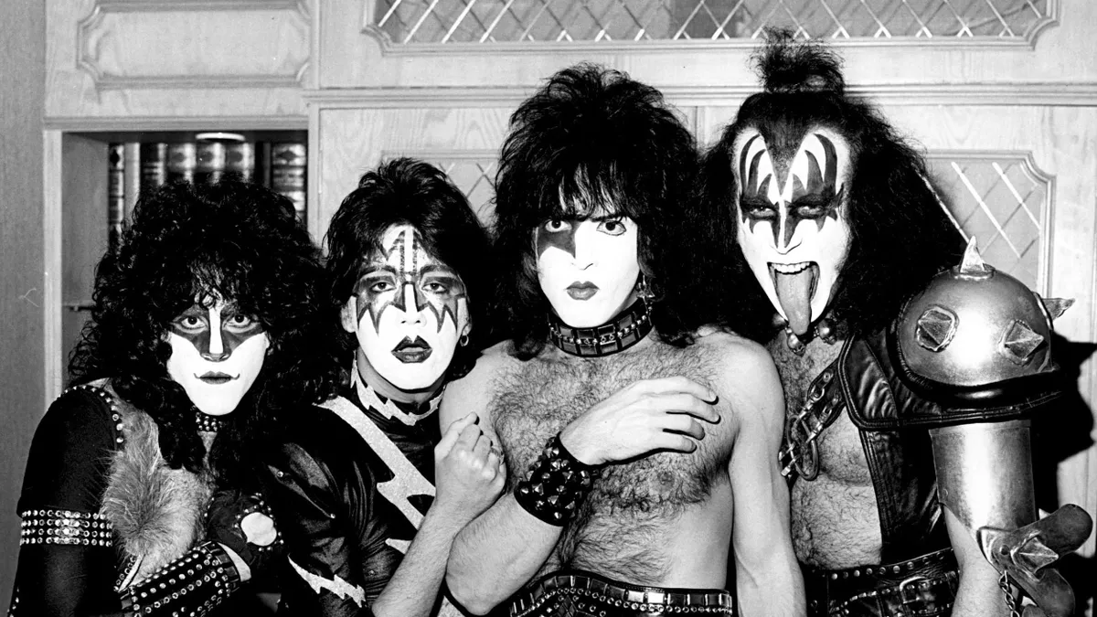 „Szét fogja rúgni a kib*szott seggedet!” – Akciósztár készít filmet a legendás KISS zenekarról