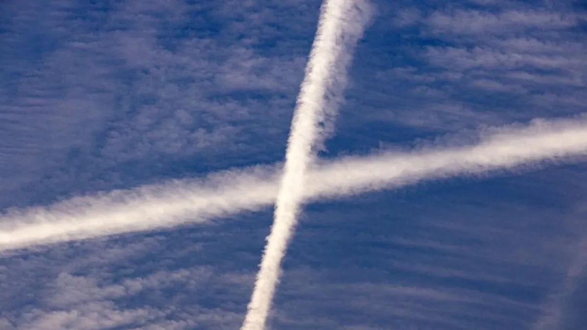 Miért látunk egyre több furcsa csíkot az égen? Szakértők magyarázzák a jelenséget