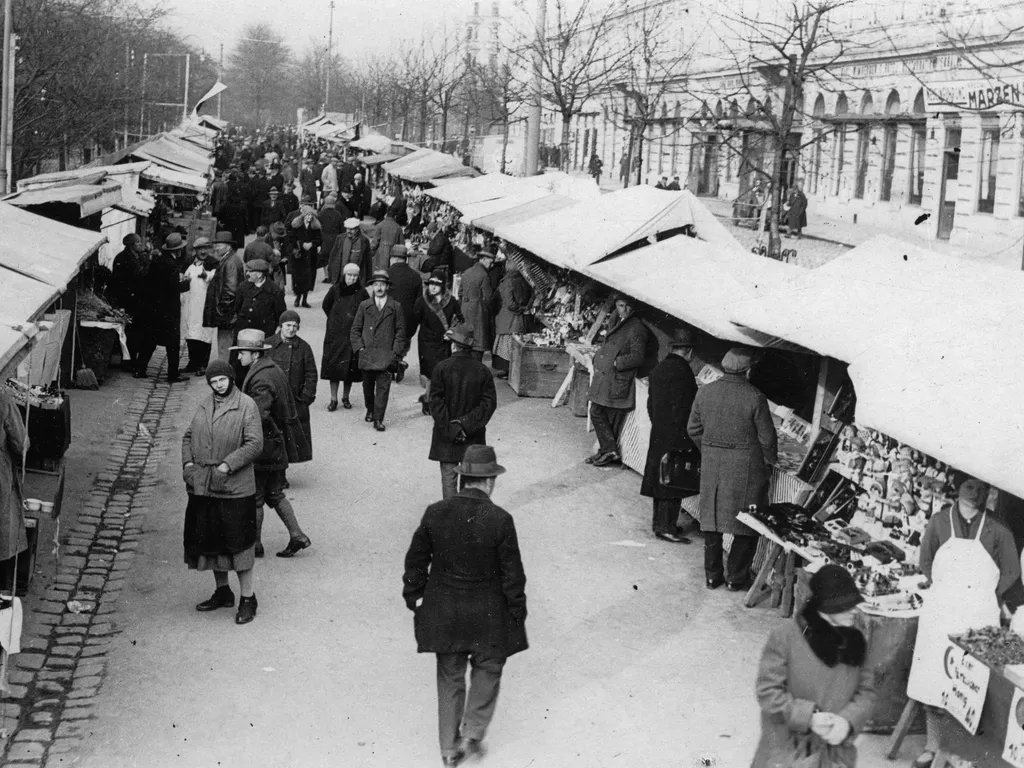 karácsonyivásár, karácsonyi vásár,
The Christmas market's stalls are full of playthings and sparkling attractions for kids. Vienna. Austria. Photograph. December 2, 1930. (Photo by Austrian Archives (S) / IMAGNO / APA-PictureDesk via AFP)