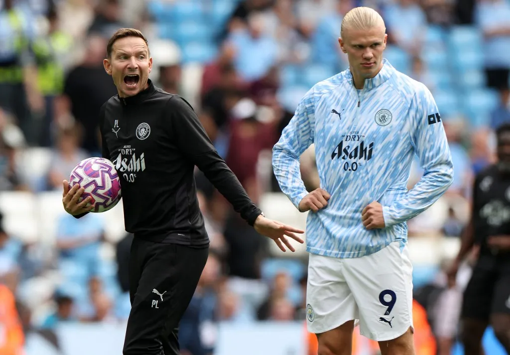 Manchester City's Dutch assistant coach Pepijn Lijnders (L) reacts as the players warm up ahead of the English Premier League football match between Manchester City and Tottenham Hotspur at the Etihad Stadium in Manchester, north west England, on August 23, 2025. (Photo by Darren Staples / AFP) / RESTRICTED TO EDITORIAL USE. No use with unauthorized audio, video, data, fixture lists, club/league logos or 'live' services. Online in-match use limited to 120 images. An additional 40 images may be used in extra time. No video emulation. Social media in-match use limited to 120 images. An additional 40 images may be used in extra time. No use in betting publications, games or single club/league/player publications. / 