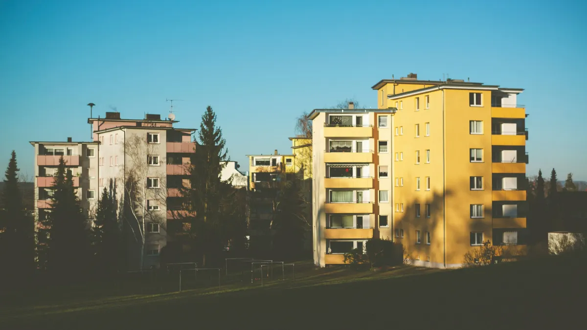 Kétéves kisfiú zuhant ki egy emeletes házból
