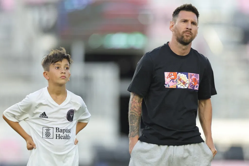 FORT LAUDERDALE, FLORIDA - MAY 24: Lionel Messi stands alongside Thiago Messi during the Youth International Cup Opening Ceremony match at Chase Stadium on May 24, 2024 in Fort Lauderdale, Florida. Carmen Mandato/Getty Images/AFP (Photo by Carmen Mandato / GETTY IMAGES NORTH AMERICA / Getty Images via AFP)