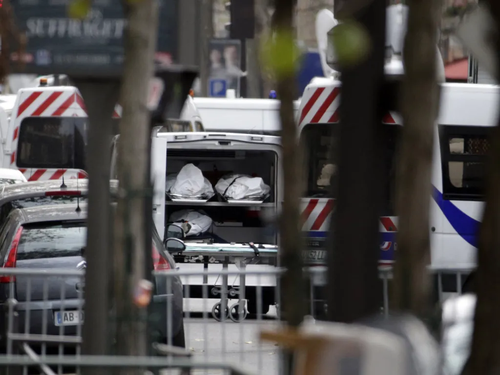 2015-öspárizsiterrortámadás, 2015-ös párizsi terrortámadás, Párizs, 2015, terrortámadás, 
Dead bodies are evacuated near the Bataclan theatre in the 11th district of Paris on November 14, 2015, after a series of attack on the city resulting in the deaths 