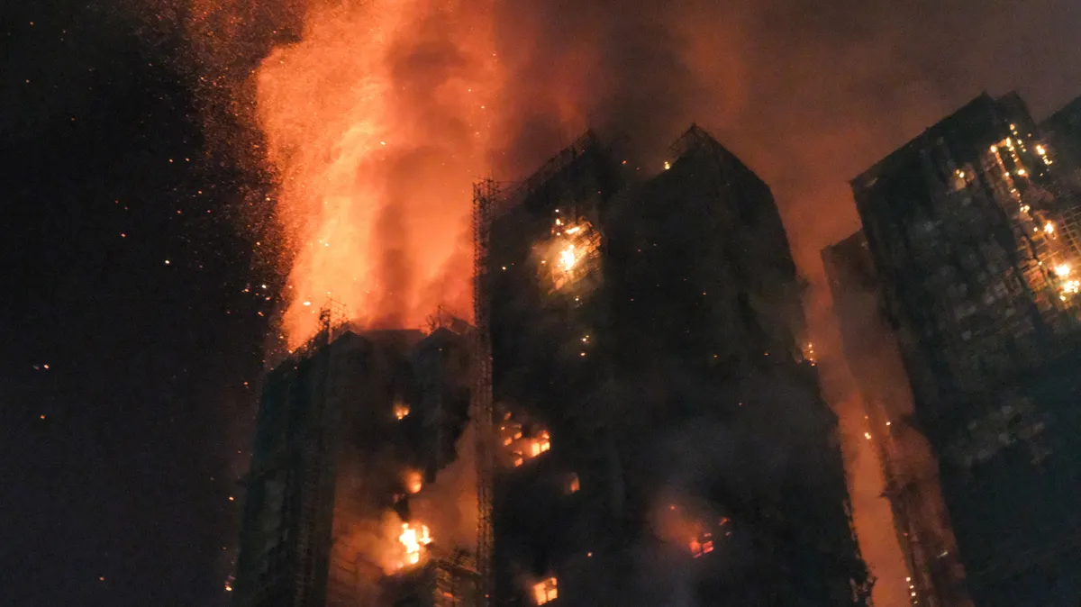 Pokoli tűz pusztított, négy ember meghalt egy társasházban – videó