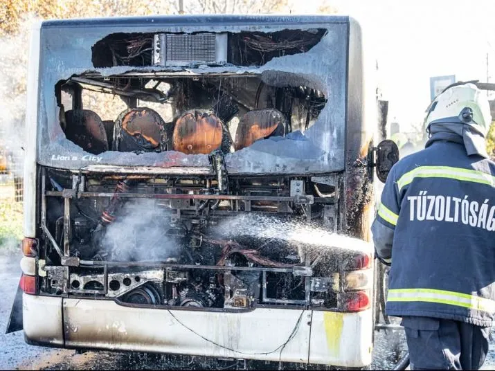 Percek alatt leégett egy busz Miskolcon