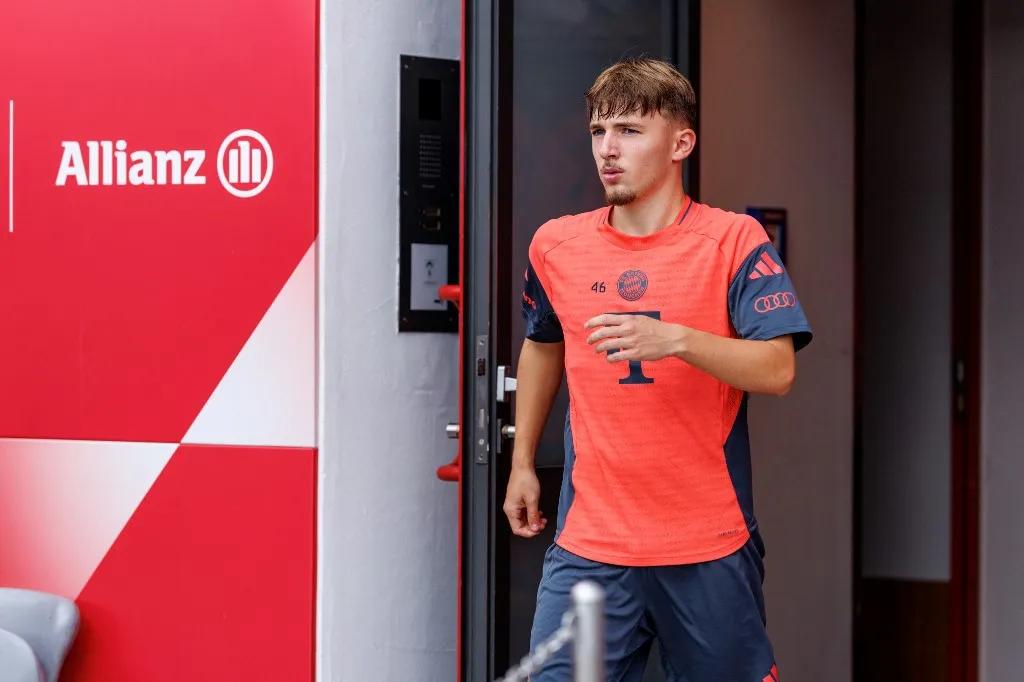 31 July 2025, Bavaria, Munich: FC Bayern Munich's Lennart Karl comes out of the dressing room onto the training pitch at the club's training ground at Säbener Straße in Munich (Bavaria) for a training session that is partly open to the public. Photo: Matthias Balk/dpa (Photo by MATTHIAS BALK / dpa Picture-Alliance via AFP)