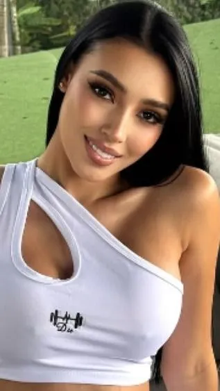 Pimaszul kacérkodnak a nézÅvel dús cicijei â bemutatjuk az OnlyFans egyik legmocskosabb csábÃtóját