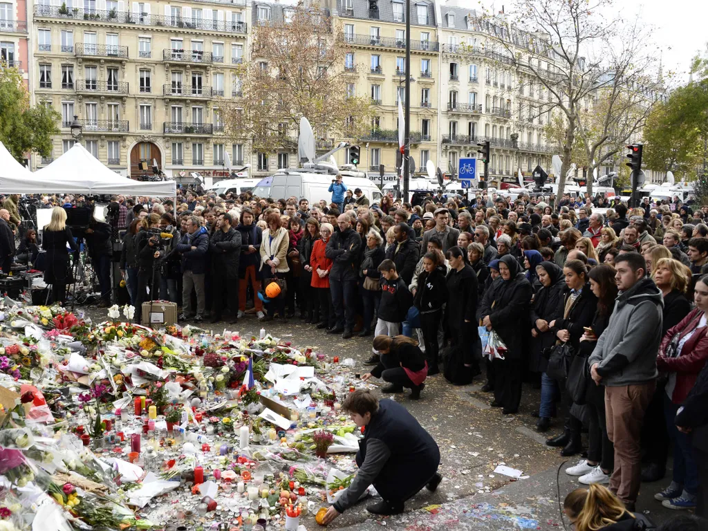 2015-öspárizsiterrortámadás, 2015-ös párizsi terrortámadás, Párizs, 2015, terrortámadás, 
People gather to observe a minute of silence on November 16, 2015 at the Bataclan concert hall in Paris, to pay tribute to victims of the attacks claimed by Islamic 