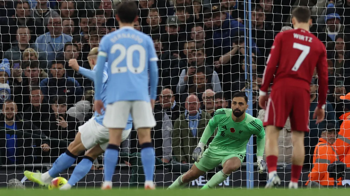 Liverpool's Georgian goalkeeper #25 Giorgi Mamardashvili saves a penalty from Manchester City's Norwegian striker #09 Erling Haaland (L) during the English Premier League football match between Manchester City and Liverpool at the Etihad Stadium in Manchester, north west England, on November 9, 2025. (Photo by Darren Staples / AFP) / RESTRICTED TO EDITORIAL USE. No use with unauthorized audio, video, data, fixture lists, club/league logos or 'live' services. Online in-match use limited to 120 images. An additional 40 images may be used in extra time. No video emulation. Social media in-match use limited to 120 images. An additional 40 images may be used in extra time. No use in betting publications, games or single club/league/player publications. / 