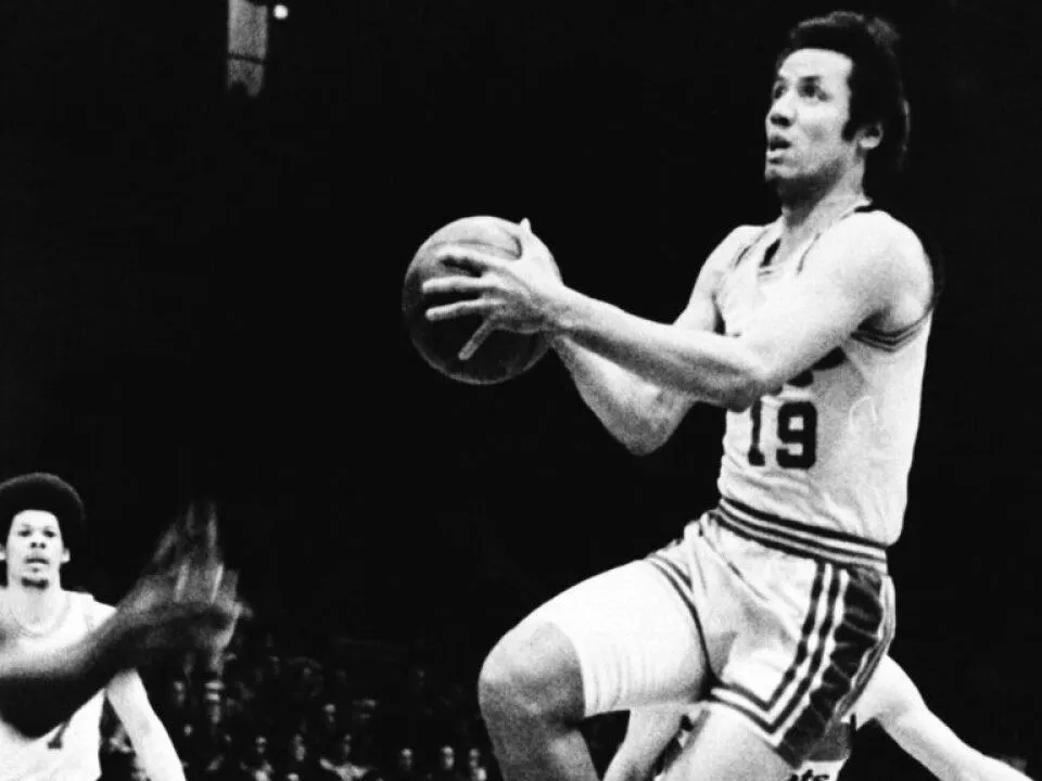 Lenny Wilkens az NBA-ben játékosként is letette a névjegyét a Cleveland Cavaliers kosarasaként.