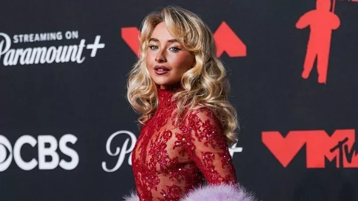 Sabrina Carpenter egyetlen testrésze miatt robbant ki botrány