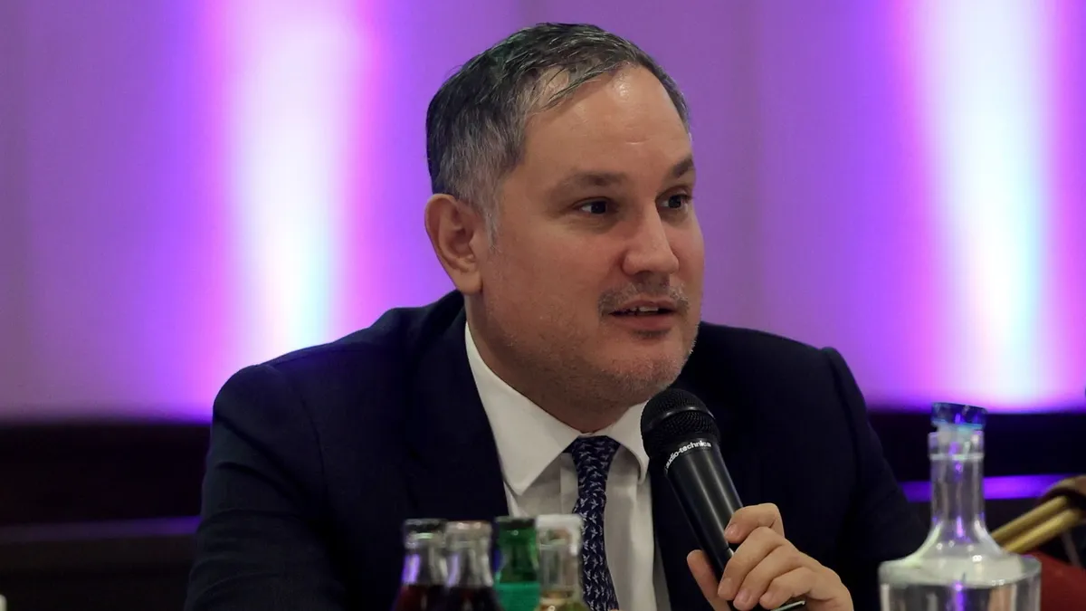 Miskolc, 2025. október 30.
Nagy Márton nemzetgazdasági miniszter (k) beszédet mond a Borsod-Abaúj-Zemplén Vármegyei Kereskedelmi és Iparkamara (BOKIK) által életre hívott Kopátsy Klub ülésén Miskolcon 2025. október 30-án. Mellette Bihall Tamás, a BOKIK elnöke (b) és Csöbör Katalin, a térség fideszes országgyűlési képviselője (j).
MTI/Vajda János