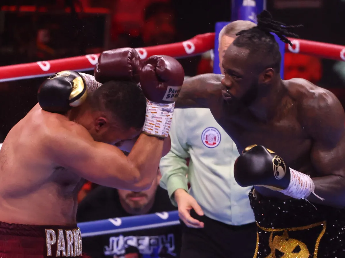 Parker (bal oldalon) korábban nehézsúlyú bokszvilágbajnok is volt