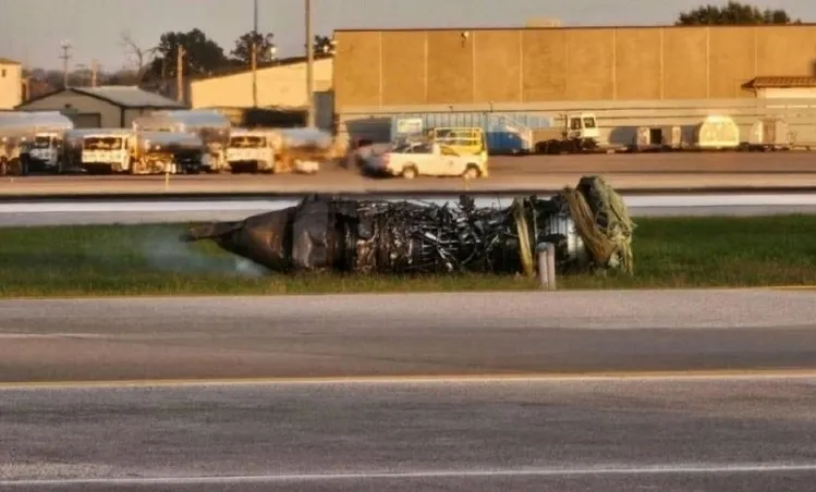 Hirmagazin.eu,légi katasztrófa,Louisville,repülőgép baleset,hajtómű meghibásodás,szárnytűz,repülőgép,tűz,vészhelyzet,tragédia,utasszállító,pilóták,légiforgalom,repülésbiztonság,repülőtéri katasztrófa,vészleszállás,tűzeset,roncs,légiközlekedés,katasztrófavédelem,mentés,helyszínelés,vizsgálat,FAA,NTSB,repülésirányítás,balesetvizsgálat,repülőgép meghibásodás,szemtanúk,sérültek,halálos baleset,repülőgép-tűz,repülés,légi tragédia,amerikai baleset,Kentucky,USA,repülőgép-szerencsétlenség,égő szárny,eltűnt hajtómű,repülési incidens,nemzetközi hír,légibaleset,repülőtér,forgalmi torony,géptörzs,utasok,mentőalakulatok,drámai felvételek,tűzoltók,légibiztonság,repülésügyi hatóság,tragikus esemény,közlekedési katasztrófa,repülési hírek,nemzetközi katasztrófa,Hirmagazin,18+,rendkívüli esemény,repülőgép tűz,légi baleset,amerikai hírek,repülésrajongók,katasztrófahelyzet,külföld,főhírek