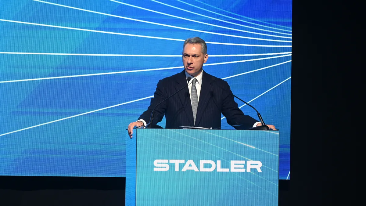 Lázár János: 80 milliárdos fejlesztéssel 93 svájci motorvonattal erősödik a magyar vasút