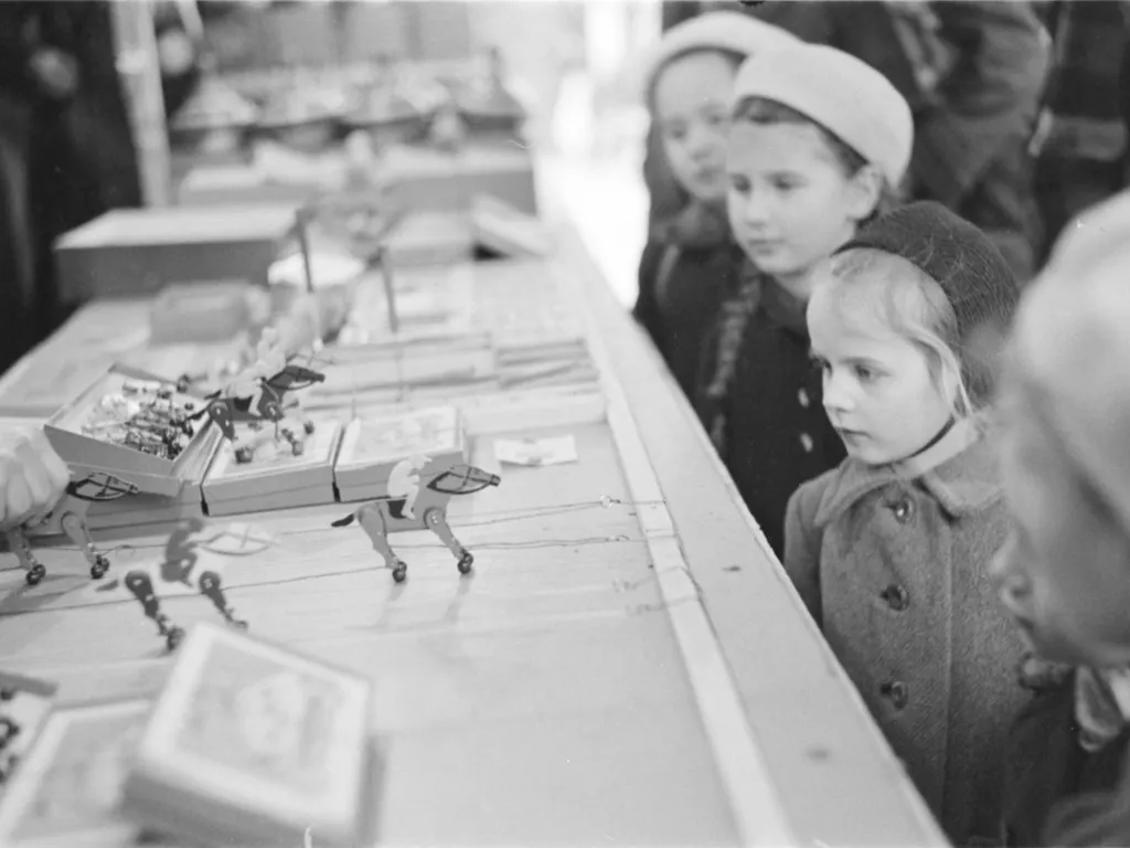 karácsonyivásár, karácsonyi vásár,
Christmas market 1949, children in front of toy stand, 01.12.1949 (Photo by United States Information Servic / Austrian National Library / APA-PictureDesk via AFP)