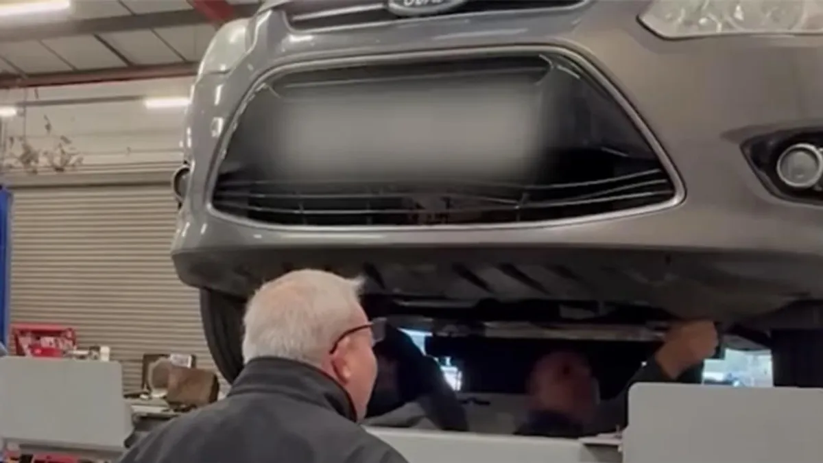A szerelő lélegzete is elakadt, amikor benézett az autó hűtőrácsa mögé –- videó