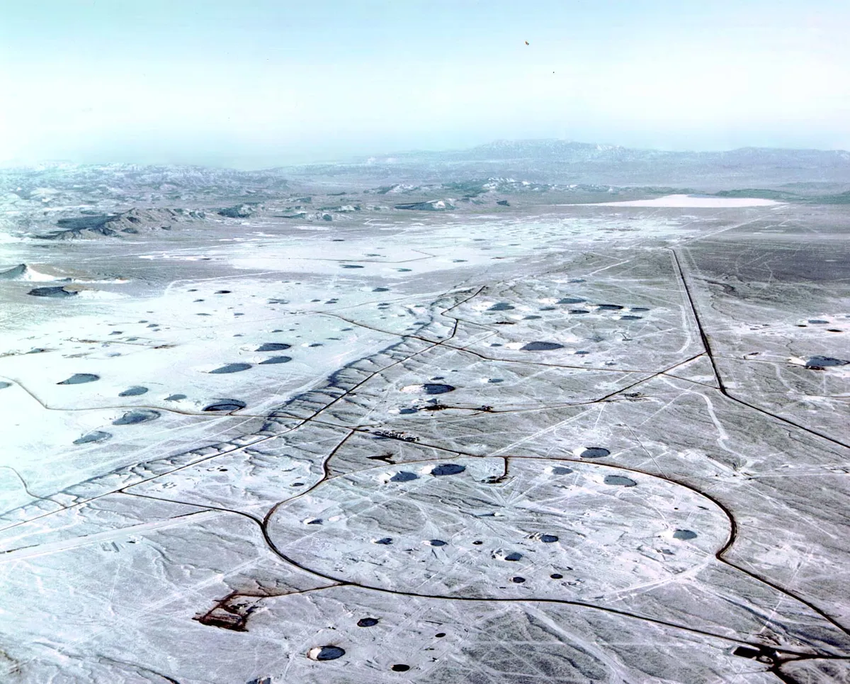 Süllyedési kráterek, amelyek a nevadai Yucca Flat teszttelep északi végén földalatti nukleáris (teszt)robbanások után maradtak vissza (Forrás: Wikipédia)