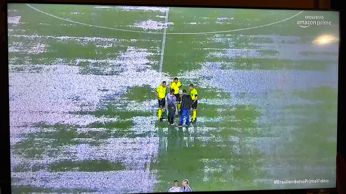 Tengernyi eső hullott a pályára, majdnem elmaradt a bajnoki meccs - videó