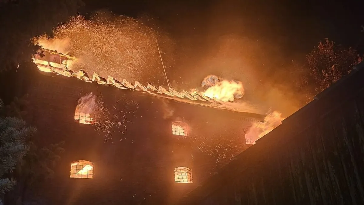 Pokoli lángokkal égett egy háromszintes raktárépület Makón – videó