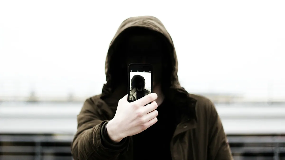 Az adatvédelem nem arról szól, hogy minden funkciót letiltunk, hanem arról, hogy tudatosan döntünk az engedélyek és követések felett.