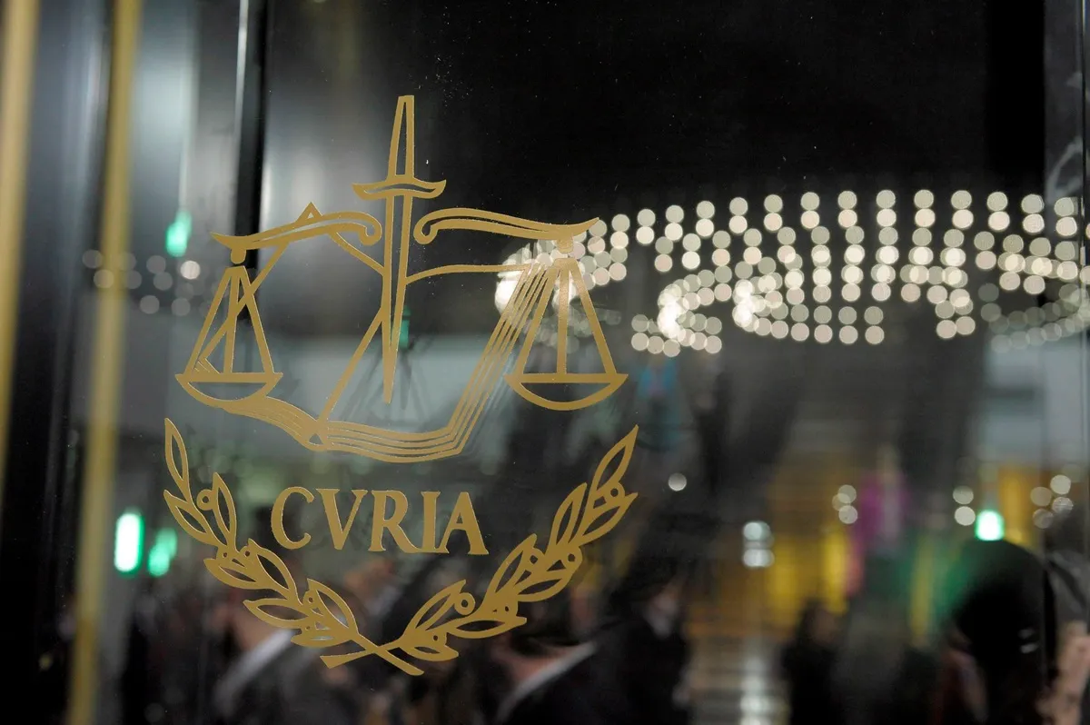 melegházasság Luxembourg, 2008. december 4.Az Európai Bíróság tanácstermének üvegajtaja látható Luxembourgban 2008. december 4-én, a bíróság új székházának hivatalos átadása alkalmából rendezett ünnepség idején. Az Európai Bíróság az EU egyik fõ szerve, melynek feladata egyrészt konkrét ügyekben való állásfoglalás, másrészt az alapszerzõdések megkötése és a jogértelmezés. (MTI/EPA/NICOLAS BOUVY)