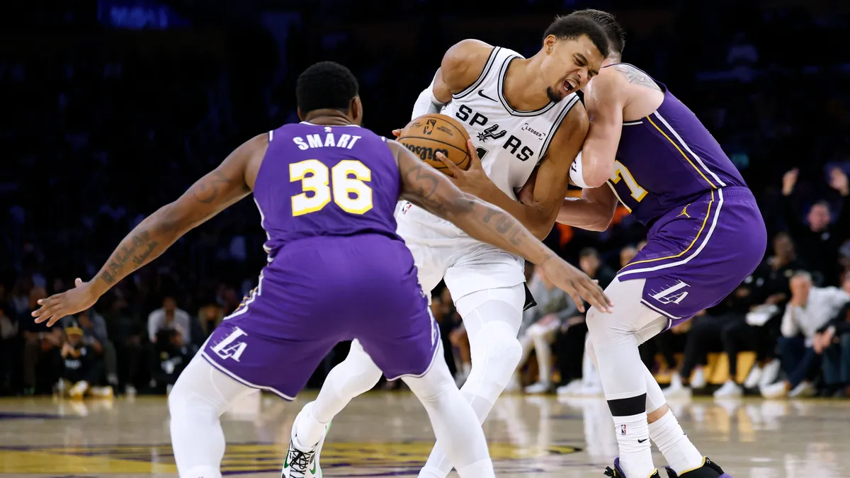 LeBron James a pálya széléről nézte a társakat, ahogy varázsolnak