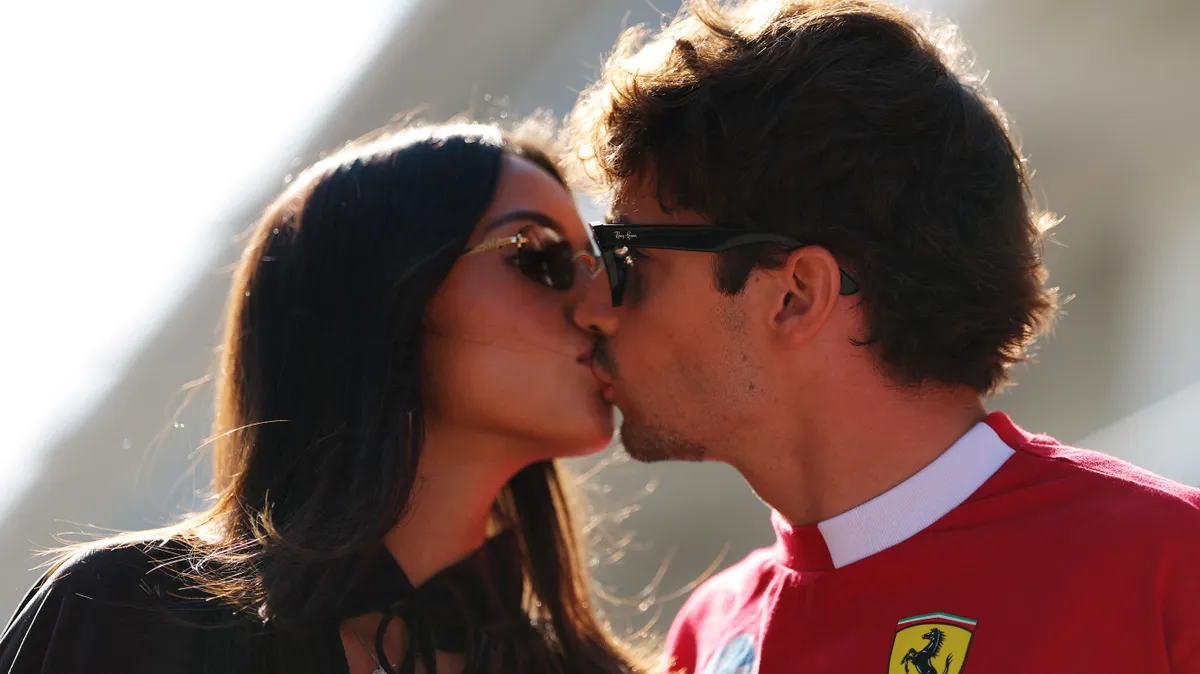 Alexandra Saint Mleux és Charles Leclerc forró csókja