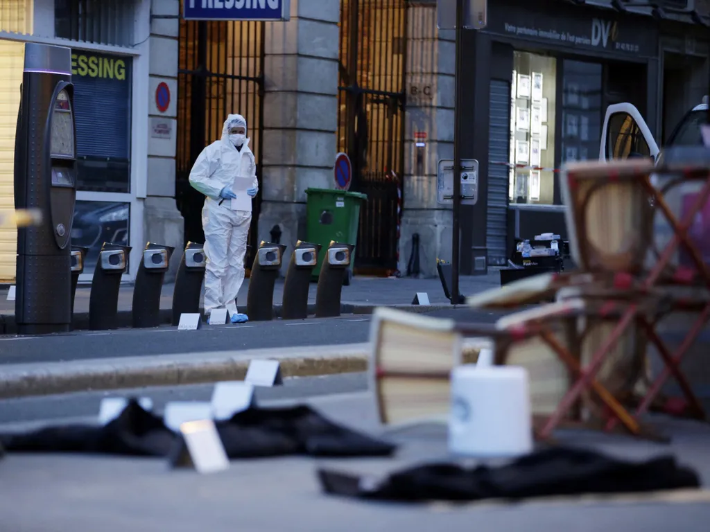 2015-öspárizsiterrortámadás, 2015-ös párizsi terrortámadás, Párizs, 2015, terrortámadás, 
A forensic scientist inspects outside of the cafe "Comptoir Voltaire" in Paris on November 14, 2015, following a series of coordinated attacks in and around Paris la
