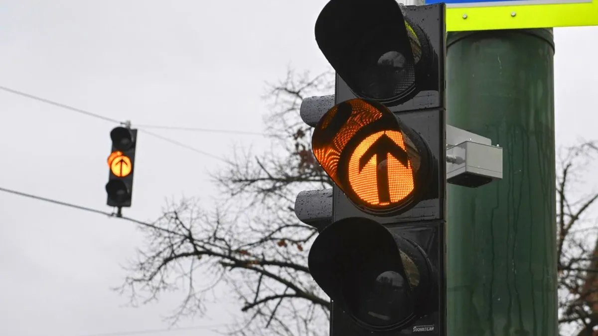 Rengetegen elbuknak rajta: a sárga jelzésen áthaladás NEM az, aminek gondolod!