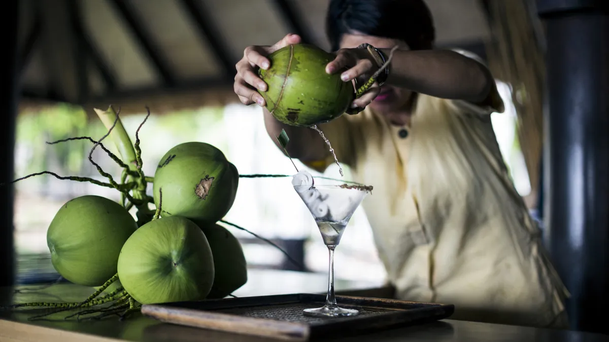 Új utazási figyelmeztetés: több népszerű úti célon is mérgező italokat árulnak, mérgezőitalok, metanol, mérgezés, metanolmérgezés, illusztráció