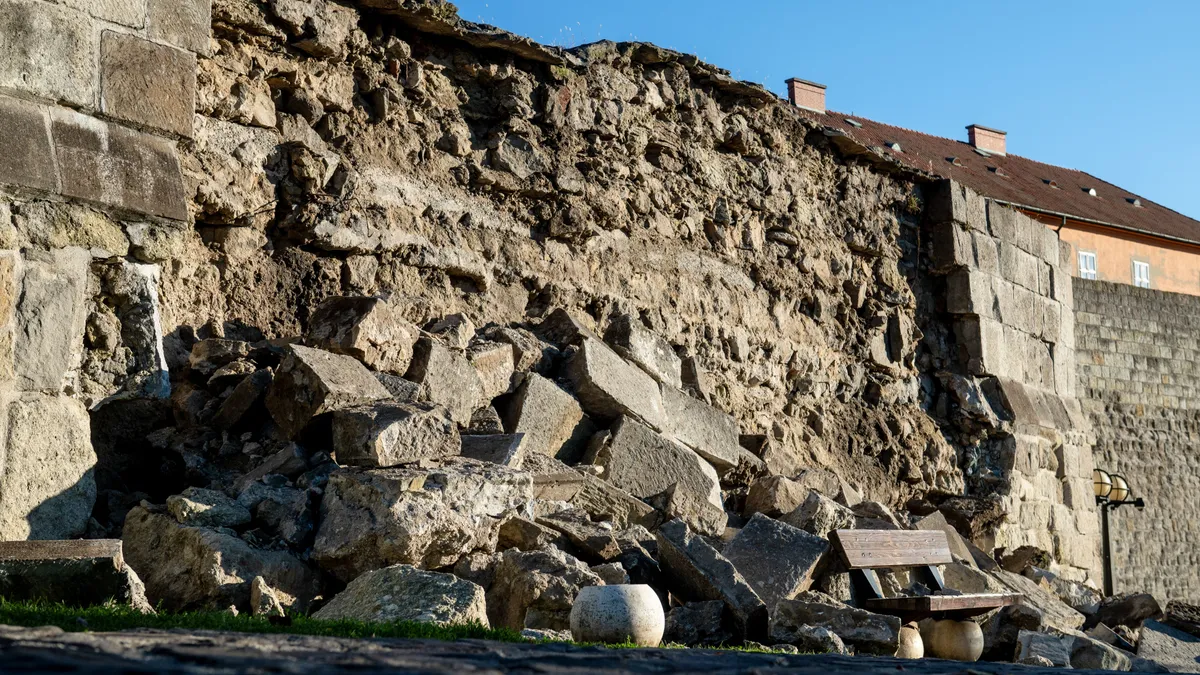 Eger, 2025. november 6.
A Föld-bástya külső köpenyfalának leomlott része az egri várban 2025. november 6-án. Biztonsági okokból a várfalsétányt lezárták.  
MTI/Komka Péter