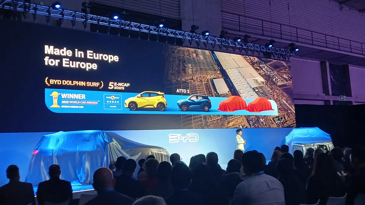 Stella Li, a BYD alelnökének prezentációja a szegedi BYD autógyár termékeiről.