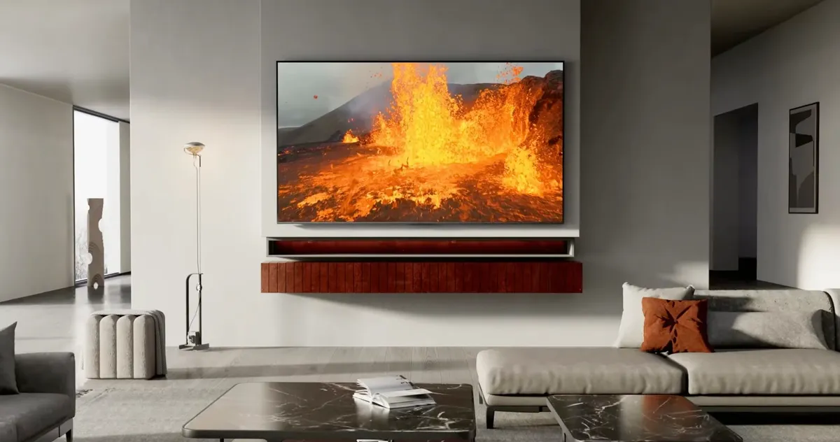 A Hisense 116UXQ típusú RGB Mini LED tévéje óriási képpel járul hozzá a házimozi élményhez.