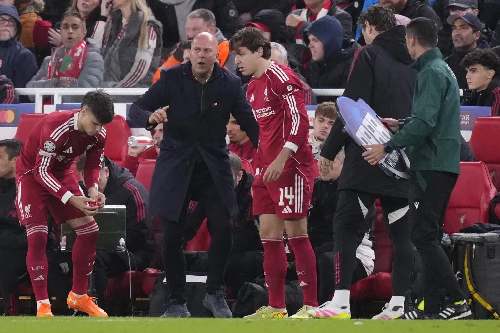 LIVERPOOL, ENGLAND - NOVEMBER 4: Arne Slot head coach of Liverpool gives instructions to Federico Chiesa right winger of Liverpool and Italy during the UEFA Champions League 2025/26 League Phase MD4 match between Liverpool FC and Real Madrid C.F. at Anfield on November 4, 2025 in Liverpool, United Kingdom. Jose Hernandez / Anadolu (Photo by Jose HERNANDEZ / Anadolu via AFP)