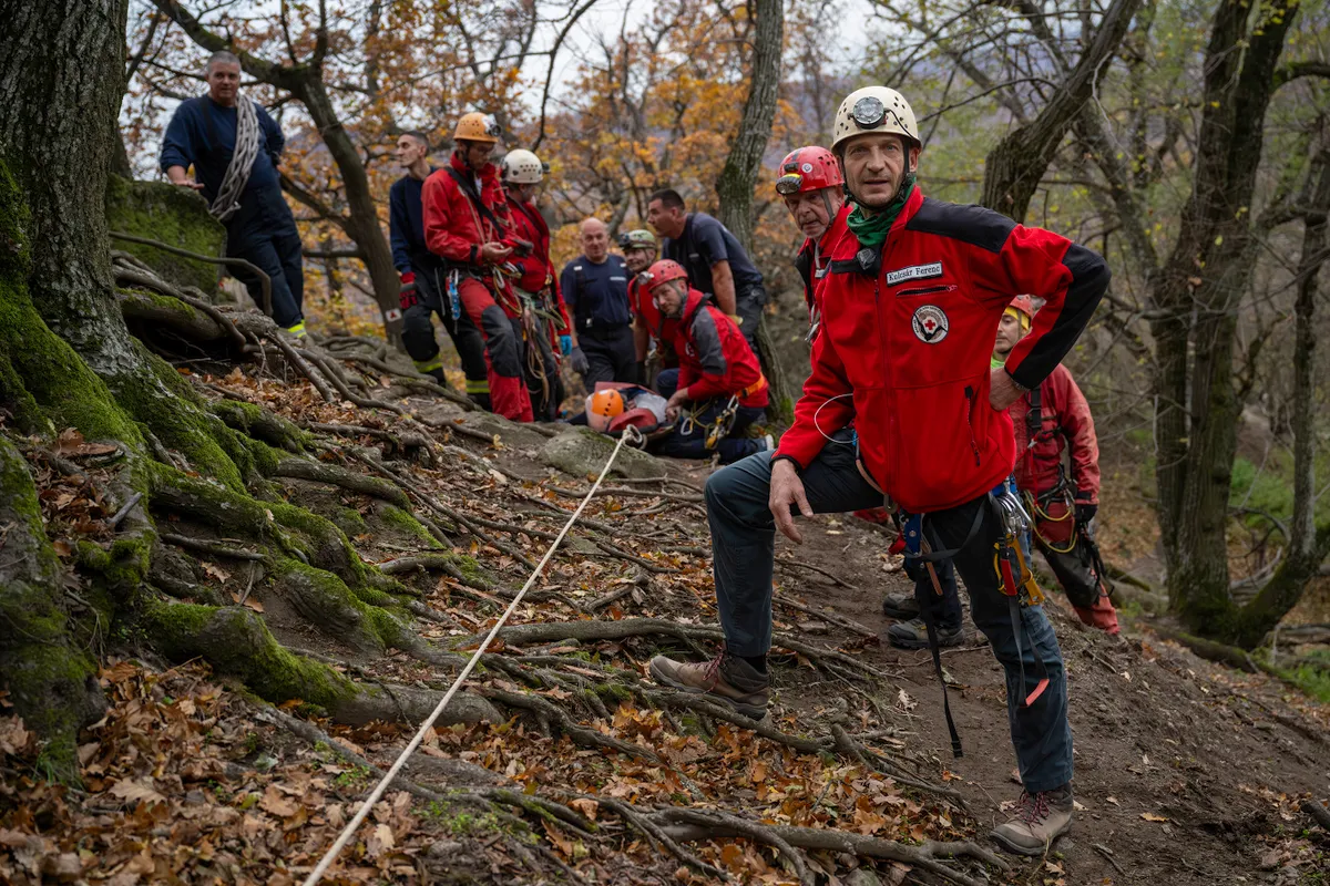 20251031 Egy 66 éves nő szenvedett lábsérülést a Visegrádi-hegységben a Vadálló-kövek alatt elvezető turistaúton. Mentését a Magyar Barlangi Mentőszolgálat végezte a Légimentő Szolgálat, az Országos Mentőszolgálat és a Tűzoltóság helyszínre érkezett szakembereinek segítségével