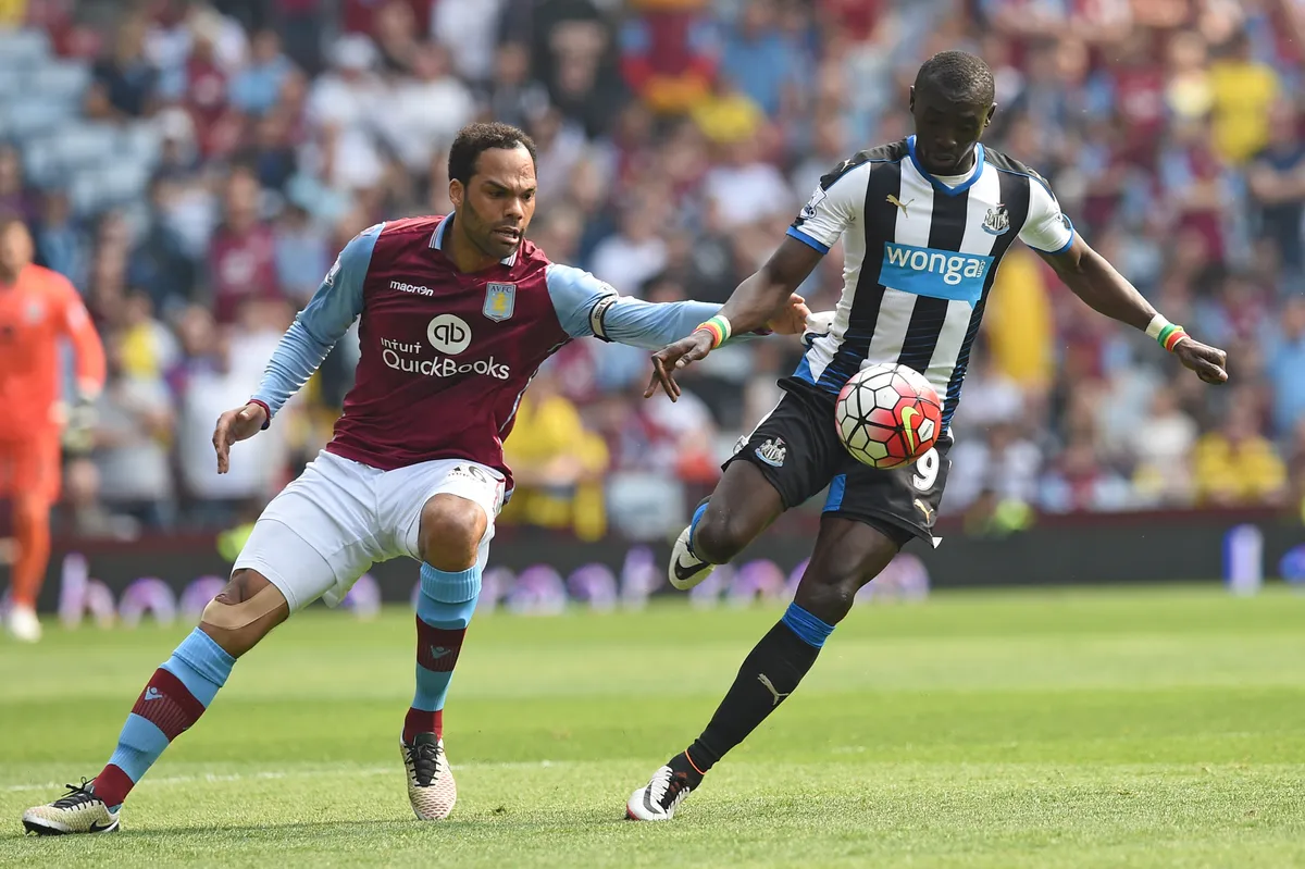 Joleon Lescott és Papiss Cissé 2016-ban még a Premier League-ben harcoltak egymással az Aston Villa-Newcastle meccsen, most az amatőr ligában egy csapatban futballoznak Fotó: PAUL ELLIS / AFP