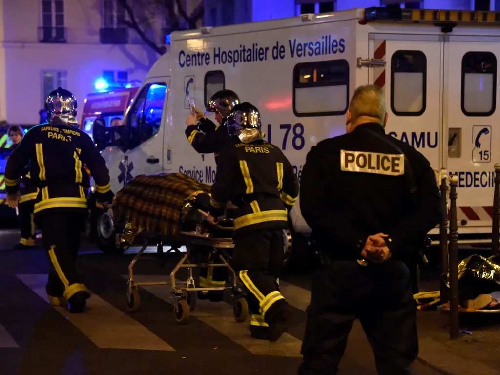2015-öspárizsiterrortámadás, 2015-ös párizsi terrortámadás, Párizs, 2015, terrortámadás,   Firefighters evacuate an injured person near the Bataclan concert hall in central Paris, on November 14, 2015. More than 100 people were killed in a mass hostage-ta