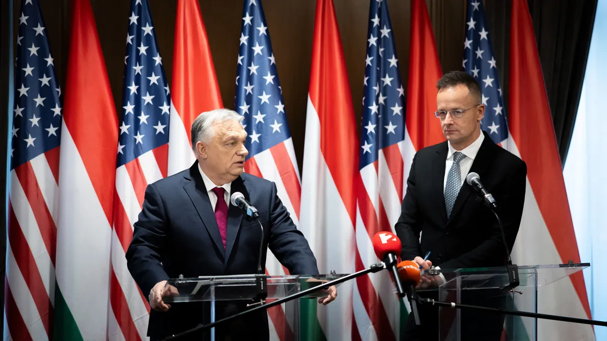 A Miniszterelnöki Kommunikációs Főosztály által közreadott képen Orbán Viktor miniszterelnök sajtótájékoztatót tart Donald Trump amerikai elnökkel folytatott találkozója után a washingtoni magyar nagykövetségen 2025. november 7-én. Mellette Szijjártó Péter külgazdasági és külügyminiszter